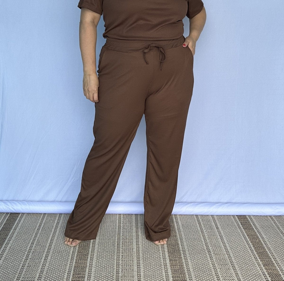 Calça Serena – Pantalona Clássica com Bolsos em Canelado Flex - Naguirre Shop