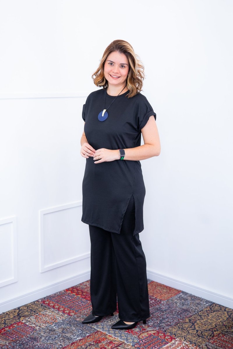 Conjunto Portugal – Túnica Longa com Fenda Lateral e Calça Pantalona em Malha Canelada - Naguirre Shop