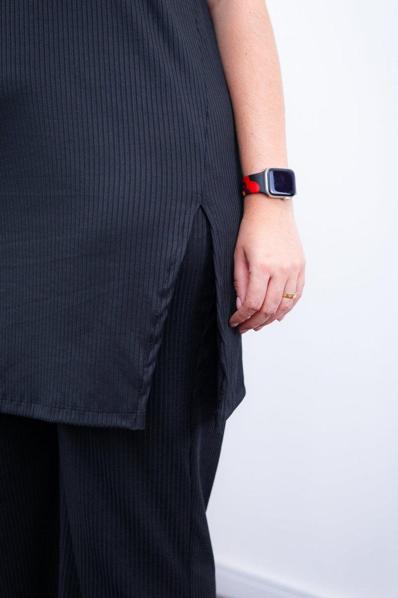 Conjunto Portugal – Túnica Longa com Fenda Lateral e Calça Pantalona em Malha Canelada - Naguirre Shop