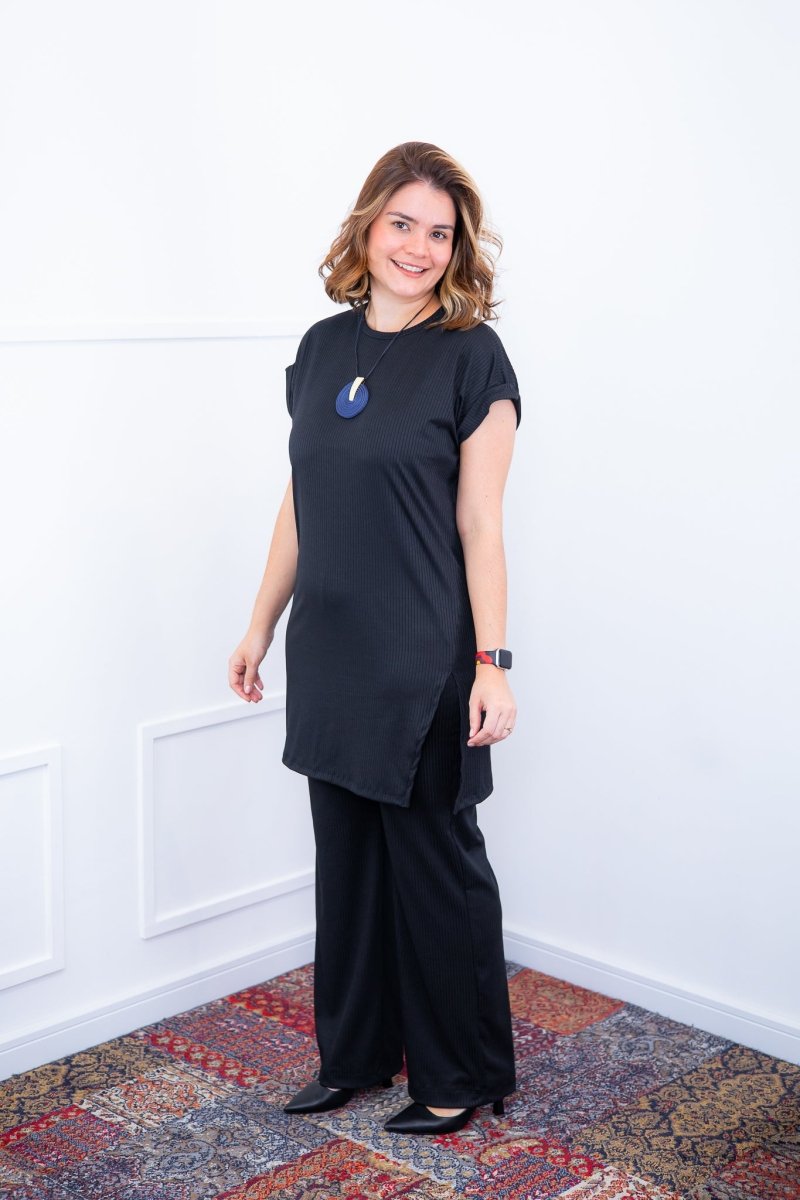 Conjunto Portugal – Túnica Longa com Fenda Lateral e Calça Pantalona em Malha Canelada - Naguirre Shop