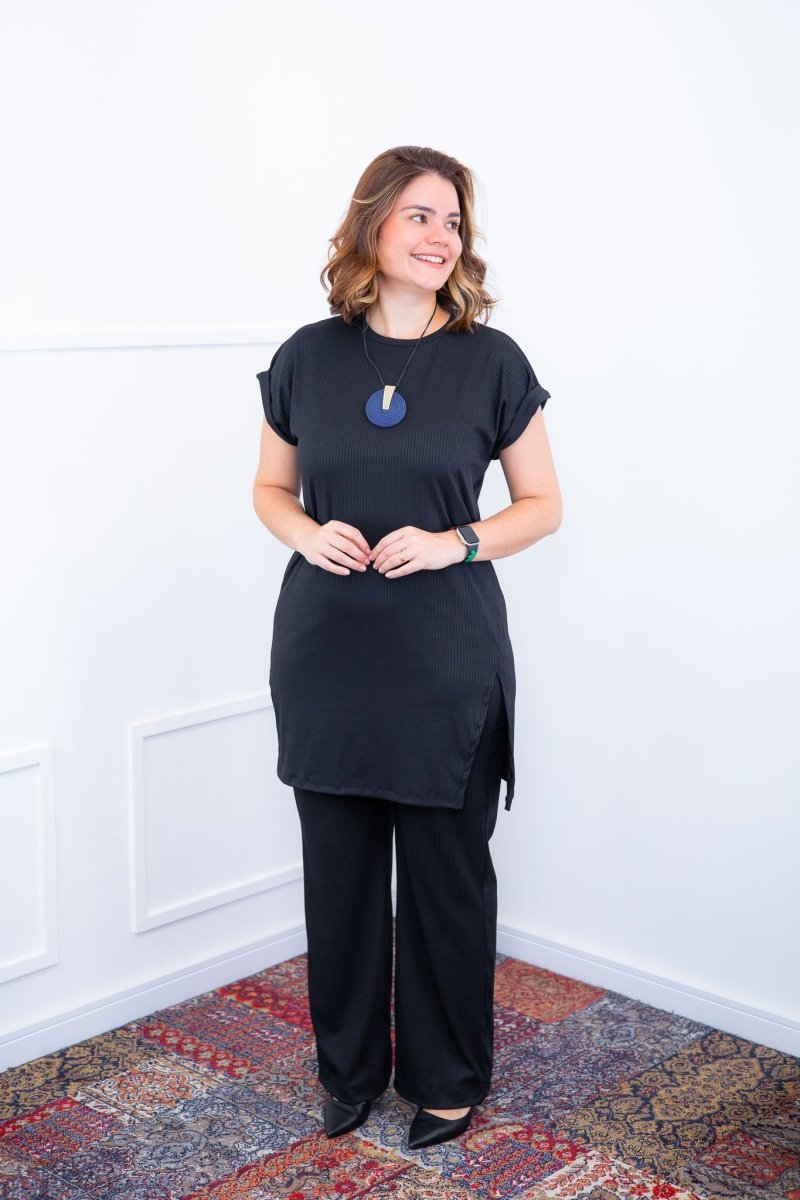 Conjunto Portugal – Túnica Longa com Fenda Lateral e Calça Pantalona em Malha Canelada - Naguirre Shop