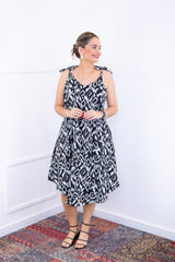 Vestido Paty – Decote Redondo e Alças Ajustáveis em Crepe