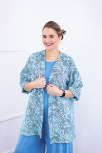 Kimono Brasil na cor azul e branco, com estampa floral, vista de frente.