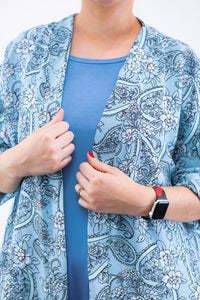Kimono Brasil na cor azul e branco, com estampa floral, detalhe da estampa e da abertura frontal.