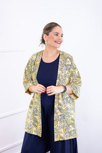Kimono Brasil na cor amarelo, com estampa Damasco, vista de frente.