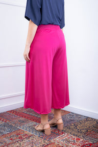 Calça Mercedes na cor pink, vista de costas.