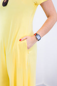 Macacão Origem na cor amarelo, detalhe do bolso.