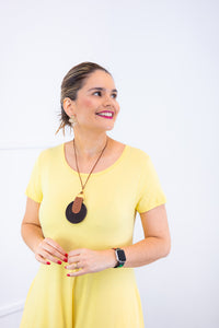Macacão Origem na cor amarelo, detalhe do decote.