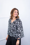 Blusa Bela - Manga Flare com Decote V em Crepe