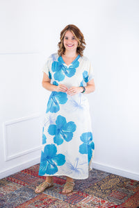 Vestido Antonella em Malha Confort Deluxe na cor branco com flores azuis, vista de frente.