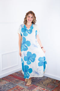 Vestido Antonella em Malha Confort Deluxe na cor branco com flores azuis, vista de frente.