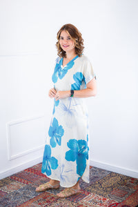 Vestido Antonella em Malha Confort Deluxe na cor branco com flores azuis, vista de frente.