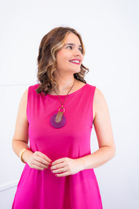 Vestido Sofia na cor pink, detalhe do decote.