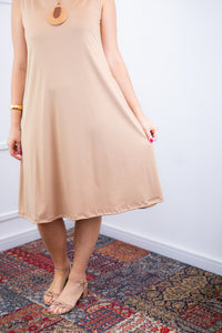 Vestido Sofia na cor bege, detalhe do caimento da peça.