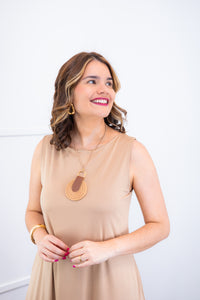 Vestido Sofia na cor bege, detalhe do decote.
