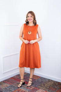Vestido Sofia na cor tangerina, vista de frente.