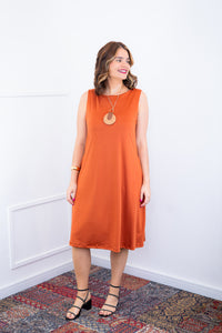 Vestido Sofia na cor tangerina, vista lateral.