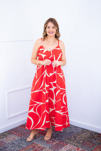 Macacão Grécia na cor vermelho e branco estampado, vista de frente.
