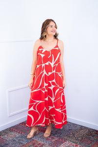 Macacão Grécia na cor vermelho e branco estampado, vista de frente.