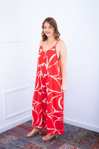 Macacão Grécia na cor vermelho e branco estampado, vista lateral.