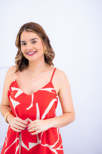 Macacão Grécia na cor vermelho e branco estampado, detalhe do decote.