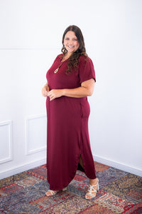 Vestido Antonella em Malha Confort Deluxe na cor marsala, vista de frente.