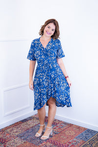 Vestido Indonésia na cor azul e branco, com estampa floral, vista de frente.