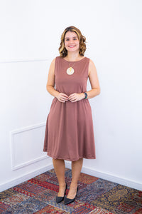 Vestido Sofia na cor cappuccino, vista de frente.