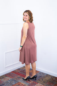 Vestido Sofia na cor cappuccino, vista de costas.