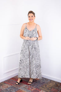 Macacão Grécia – Pantalona em Crepe com Alça Ajustável - Naguirre Shop