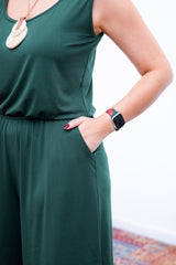 Macaquinho Dani - Regata com Bolsos Midi em Malha Confort - Naguirre Shop