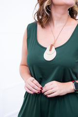 Macaquinho Dani - Regata com Bolsos Midi em Malha Confort - Naguirre Shop