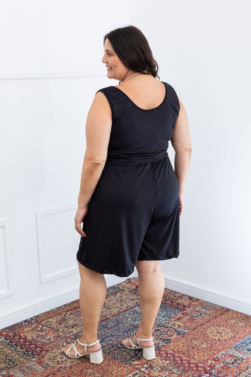 Macaquinho Dani - Regata com Bolsos Midi em Malha Confort - Naguirre Shop