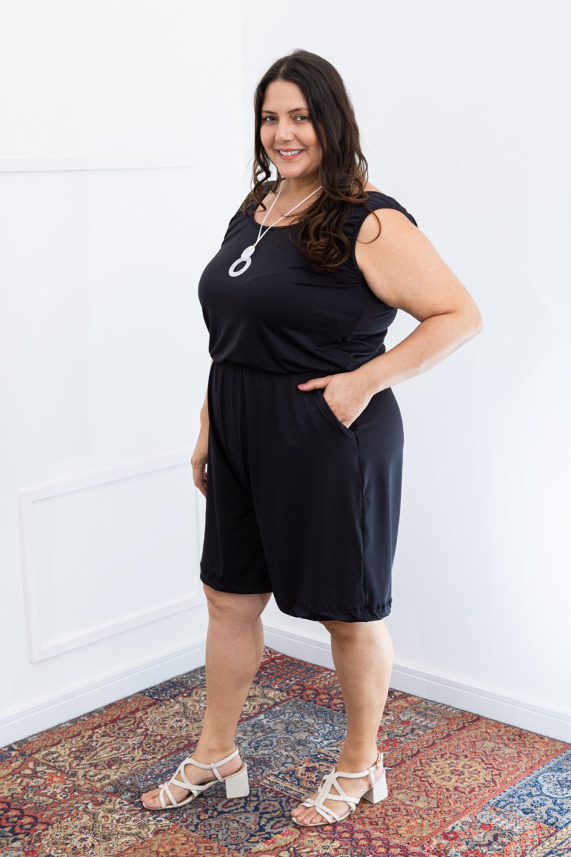 Macaquinho Dani - Regata com Bolsos Midi em Malha Confort - Naguirre Shop