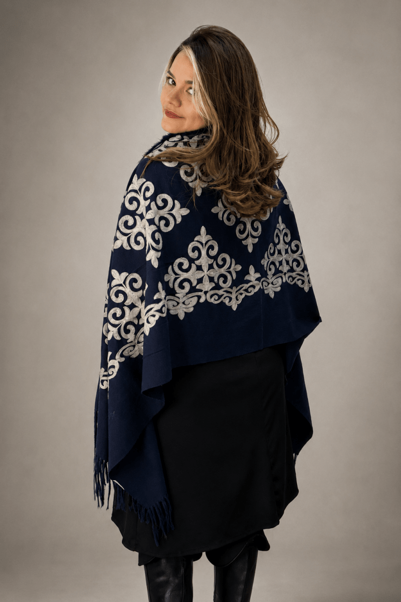 Maxi Echarpe Viena Bordada com Pelúcia e Franjas - Naguirre Shop