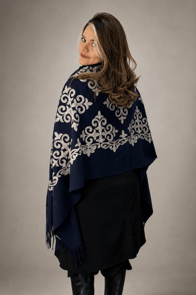 Maxi Echarpe Viena Bordada com Pelúcia e Franjas - Naguirre Shop