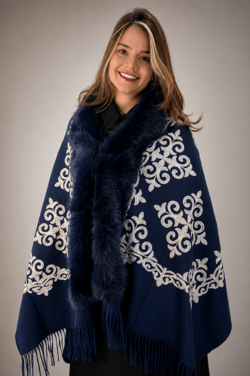 Maxi Echarpe Viena Bordada com Pelúcia e Franjas - Naguirre Shop