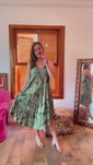 Stories de Vestido Fluido em Viscose Natural Evasê com Alças Marrocos Estampados