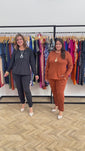 Stories de Conjunto Copenhaguen - Lãzinha Gola Redonda Calça Jogger Com Bolsos