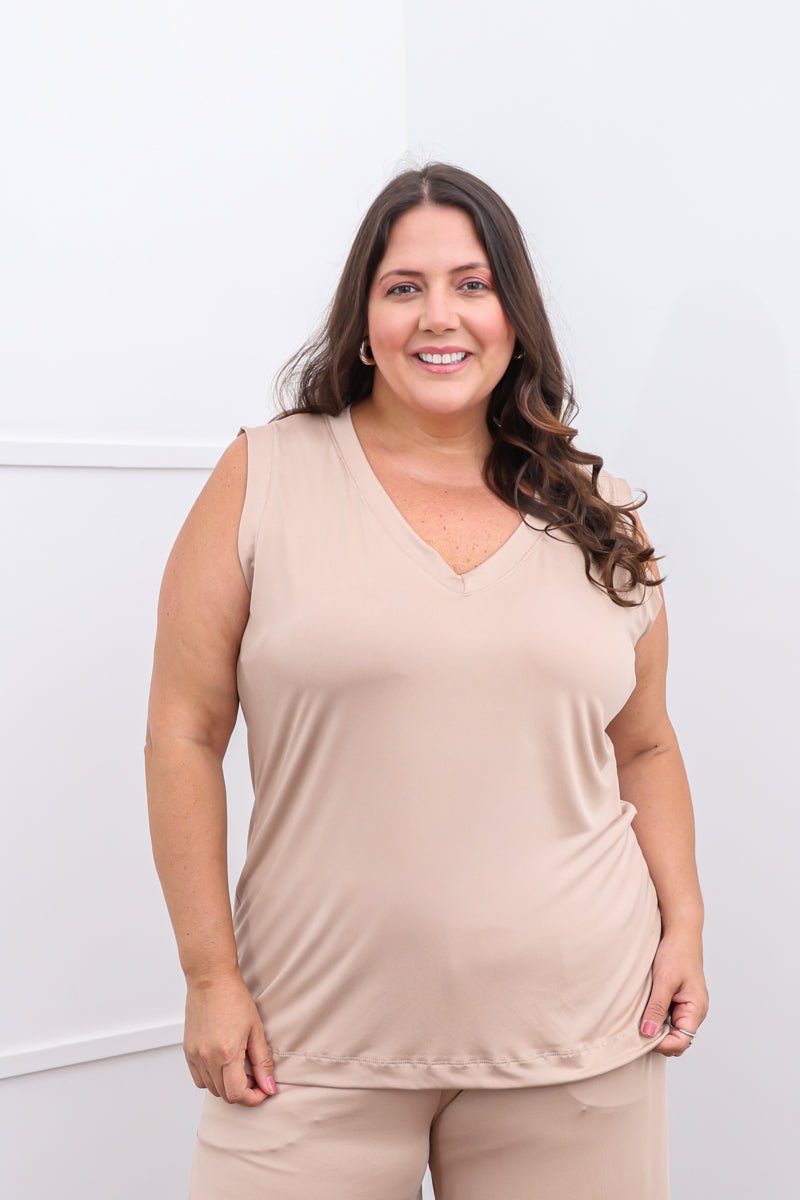 Regata Maxi Betina – Decote V em Malha Confort - Naguirre Shop