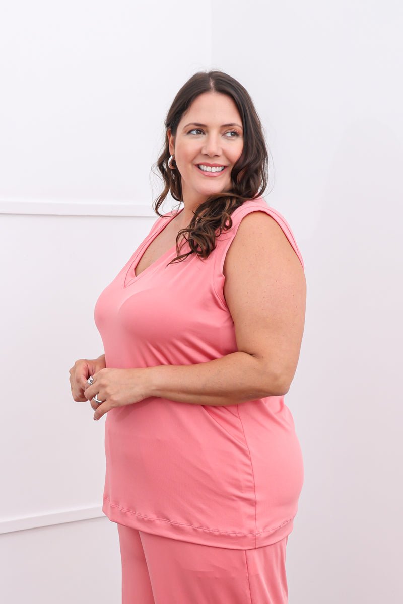 Regata Maxi Betina – Decote V em Malha Confort - Naguirre Shop