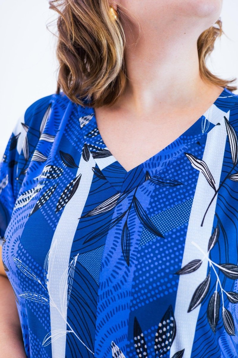 Vestido Antonella – Decote V com Fendas Laterais em Malha Confort - Naguirre Shop