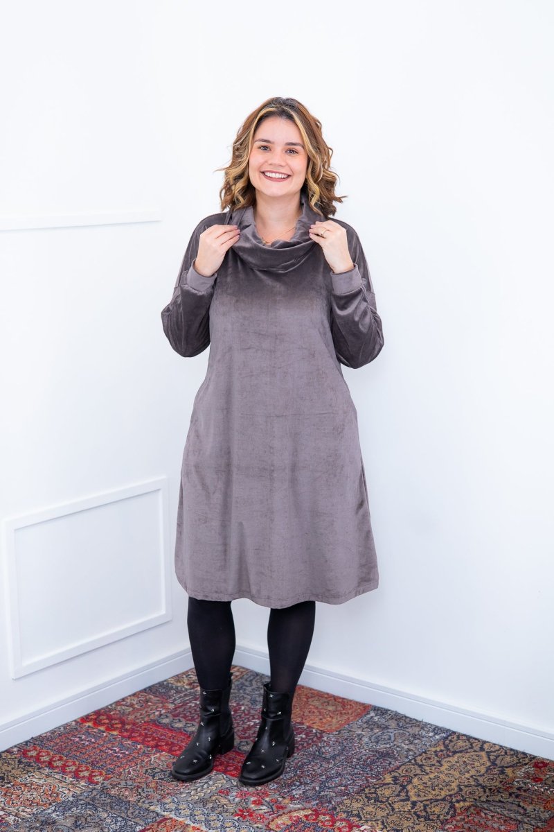 Vestido Beatriz - Midi com Gola Boba e Manga Longa em Plush - Naguirre Shop