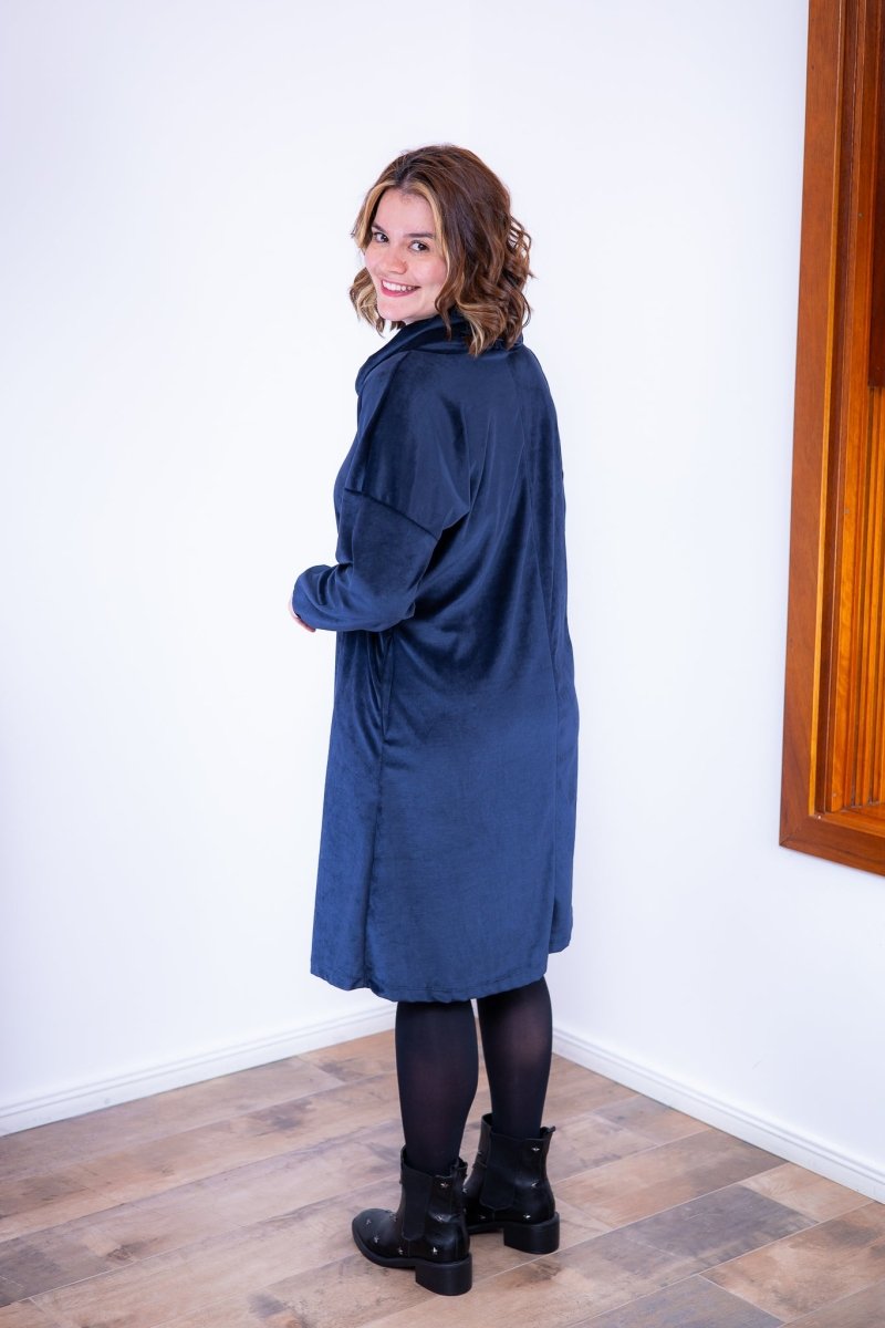 Vestido Beatriz - Midi com Gola Boba e Manga Longa em Plush - Naguirre Shop