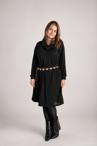 Vestido Bianca – Manga Longa com Gola Boba e Bolsos em Lãzinha Premium - Naguirre Shop