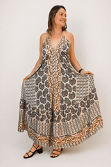 Vestido Estilo Boho Chic Toque Seda Light Evasê com Decote nas Costas Amira - Naguirre Shop
