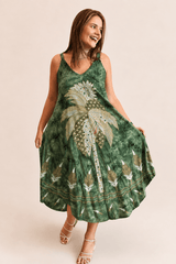 Vestido Fluido em Viscose Natural Evasê com Alças Marrocos Estampados na cor Brisa Tropical Verde, foto 2 de 2