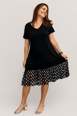 Vestido Mademoiselle com barrado de tule, vista frontal em outro ângulo — Poá Preto.