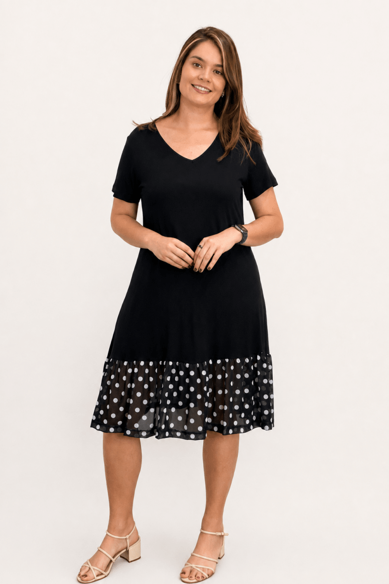 Vestido Mademoiselle com barrado de tule, vista frontal em outra pose — Poá Preto.