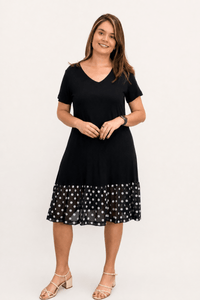 Vestido Mademoiselle com barrado de tule, vista frontal em outra pose — Poá Preto.